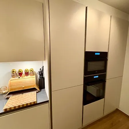 Modern Luxurious In New Private Building By The River 아파트